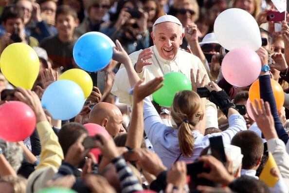 Pope Francis waves to the faithful as he arrives in the popemobile (October 30, 2013)
