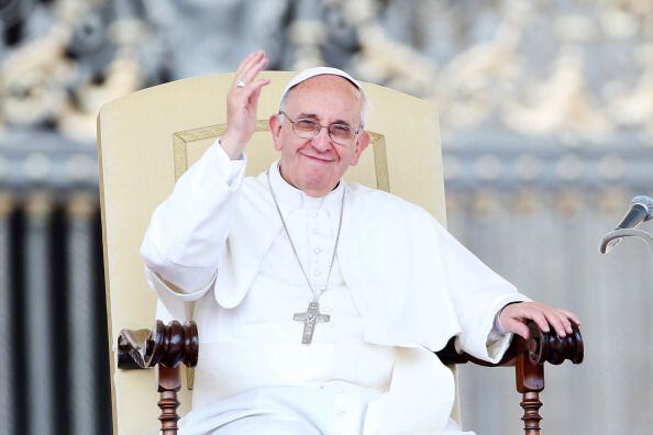 Pope Francis waves to the faithful (June 5, 2013)