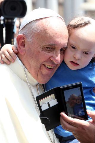 Pope blesses children