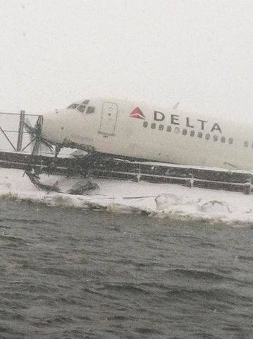 LaGuardia plane crash