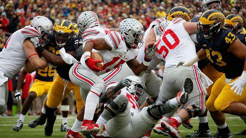 ANN ARBOR, MI - NOVEMBER 28:  Running back Ezekiel Elliott #15 of the Ohio State Buckeyes carries the ball against the Michigan Wolverines in the first half at Michigan Stadium on November 28, 2015 in Ann Arbor, Michigan.  (Photo by Gregory Shamus/Getty Images)