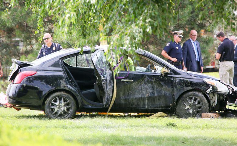 PHOTOS Car pulled from pond
