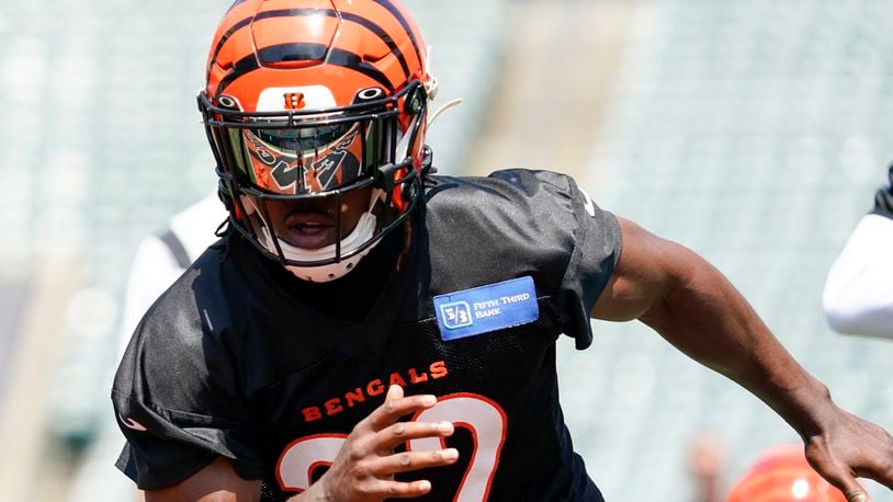 Cincinnati Bengals cornerback Chidobe Awuzie (22) takes part in drills at the team's NFL football stadium Tuesday, June 14, 2022, in Cincinnati. (AP Photo/Jeff Dean)