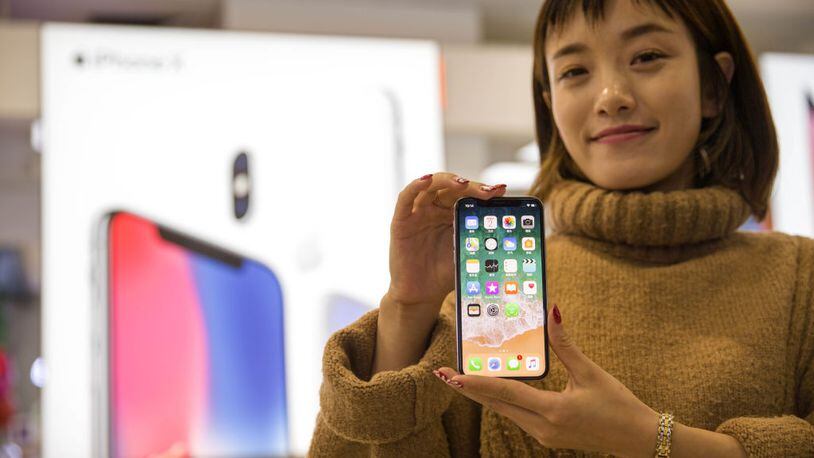 Some new iPhoneX  products are "freezing" when the temperature drops, according to some customers.