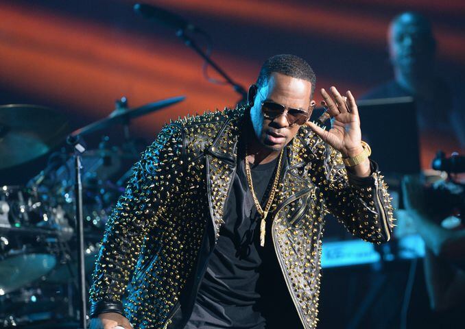 R. Kelly laid the microphone down during a 2004 show at Madison Square Garden while his backing tracks kept singing.