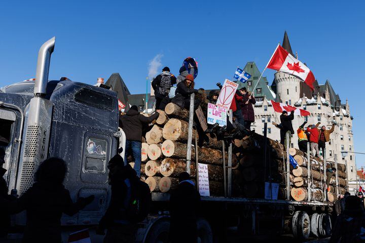 Supporters of the convoy of truckers protesting coronavirus vaccine mandates and pandemic restrictions rally around Parliament Hill in downtown Ottawa on Saturday, Jan, 29, 2022. (Nasuna Stuart-Ulin/The New York Times)