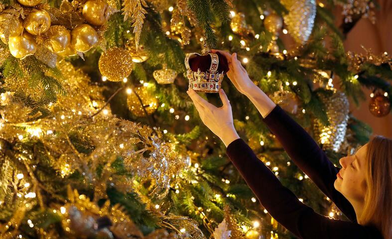 Photos: Windsor Castle Christmas tree, decor are fit for a queen