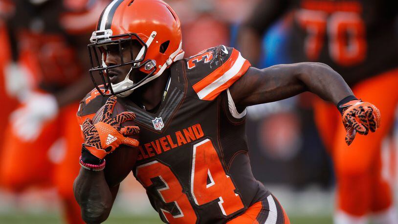 CLEVELAND, OH - NOVEMBER 27: Isaiah Crowell #34 of the Cleveland Browns carries the ball during the fourth quarter against the New York Giants at FirstEnergy Stadium on November 27, 2016 in Cleveland, Ohio. (Photo by Gregory Shamus/Getty Images)