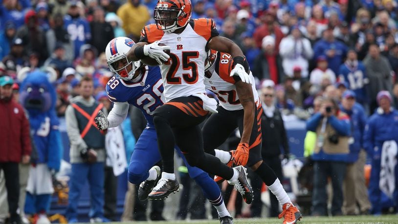 ORCHARD PARK, NY - OCTOBER 18: Giovani Bernard #25 of the Cincinnati Bengals scores a touchdown past Duke Williams #27 of the Buffalo Bills during the first half at Ralph Wilson Stadium on October 18, 2015 in Orchard Park, New York. (Photo by Tom Szczerbowski/Getty Images)