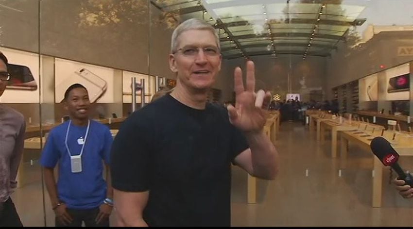 Apple CEO Tim Cook arrived at the Palo Alto store for the excitement