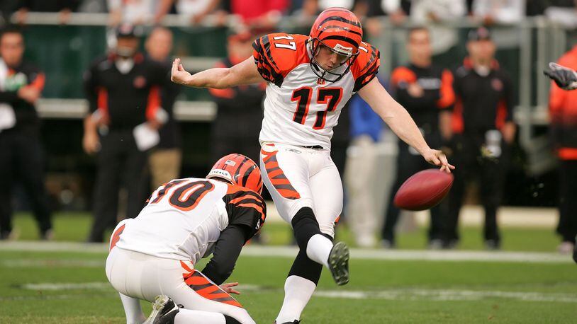 OAKLAND, CA - NOVEMBER 22: Shayne Graham #17 of the Cincinnati Bengals kicks a field goal during their game against the Oakland Raiders at Oakland-Alameda County Coliseum on November 22, 2009 in Oakland, California. (Photo by Ezra Shaw/Getty Images)