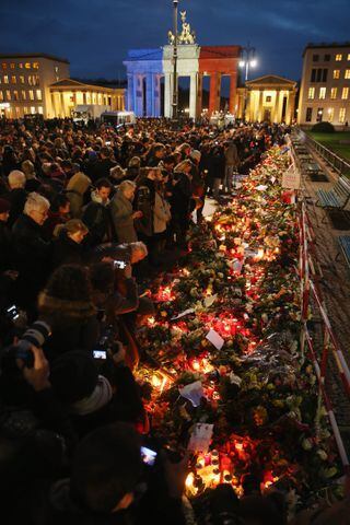 World mourns Paris terror attacks