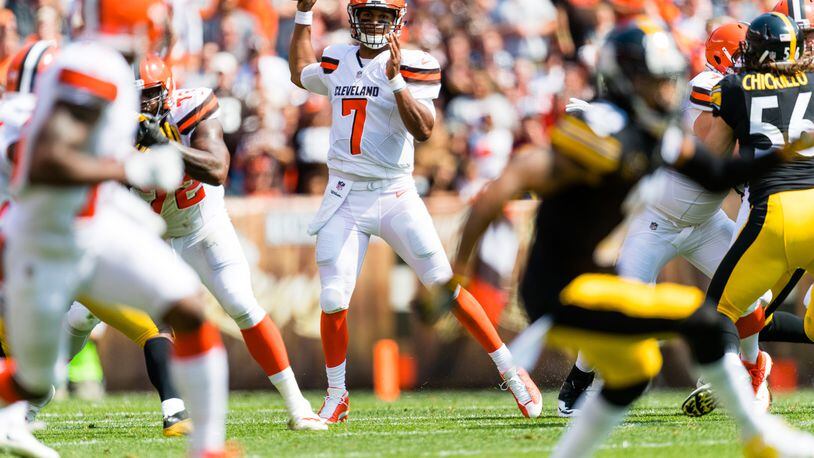 CLEVELAND, OH - SEPTEMBER 10: Quarterback DeShone Kizer #7 of the Cleveland Browns passes during the first half against the Pittsburgh Steelers at FirstEnergy Stadium on September 10, 2017 in Cleveland, Ohio. (Photo by Jason Miller/Getty Images)
