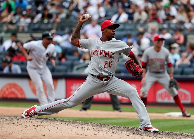 Reds fall to Yankees