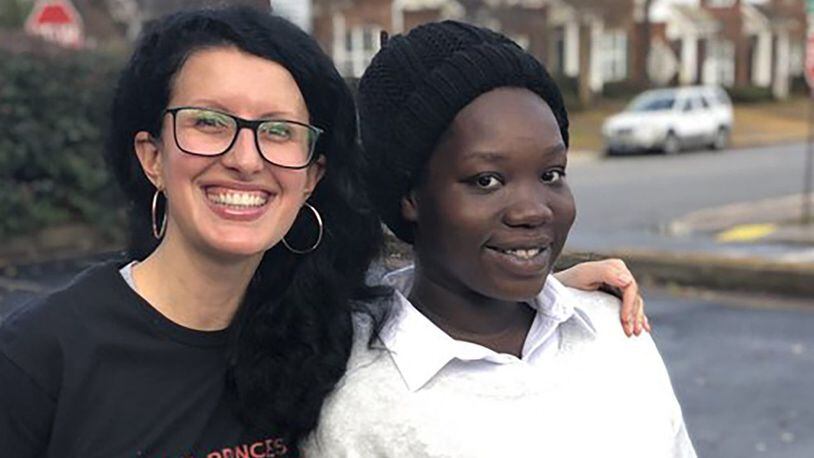 A metro Atlanta woman is coming to the aid of a teen in need after she spotted the 19-year-old crying on the side of the road.
