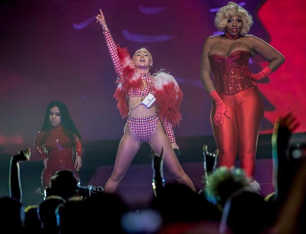 Miley Cyrus brings Bangerz Tour to Louisville's KFC Yum! Center