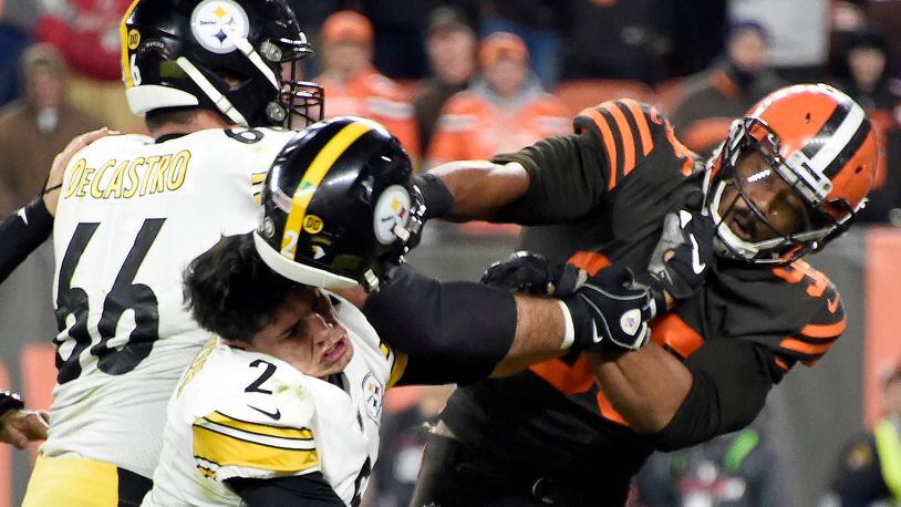 Cleveland Browns defensive end Myles Garrett, right, hits Pittsburgh Steelers quarterback Mason Rudolph (2) over the head with his helmet during the second half at FirstEnergy Stadium in Cleveland, Ohio, on November 14, 2019. (Jason Miller/Getty Images/TNS)