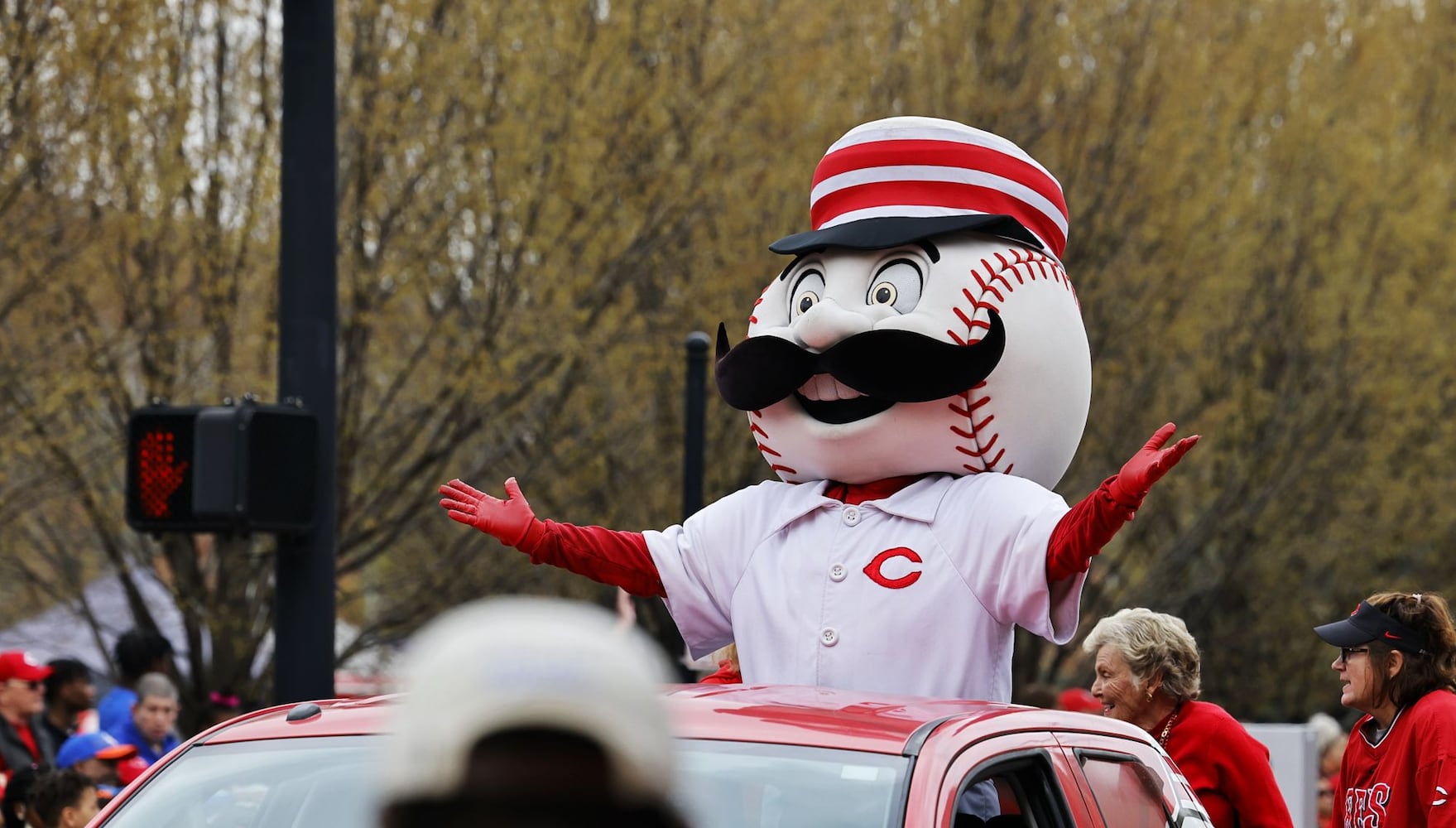 041222 Reds parade