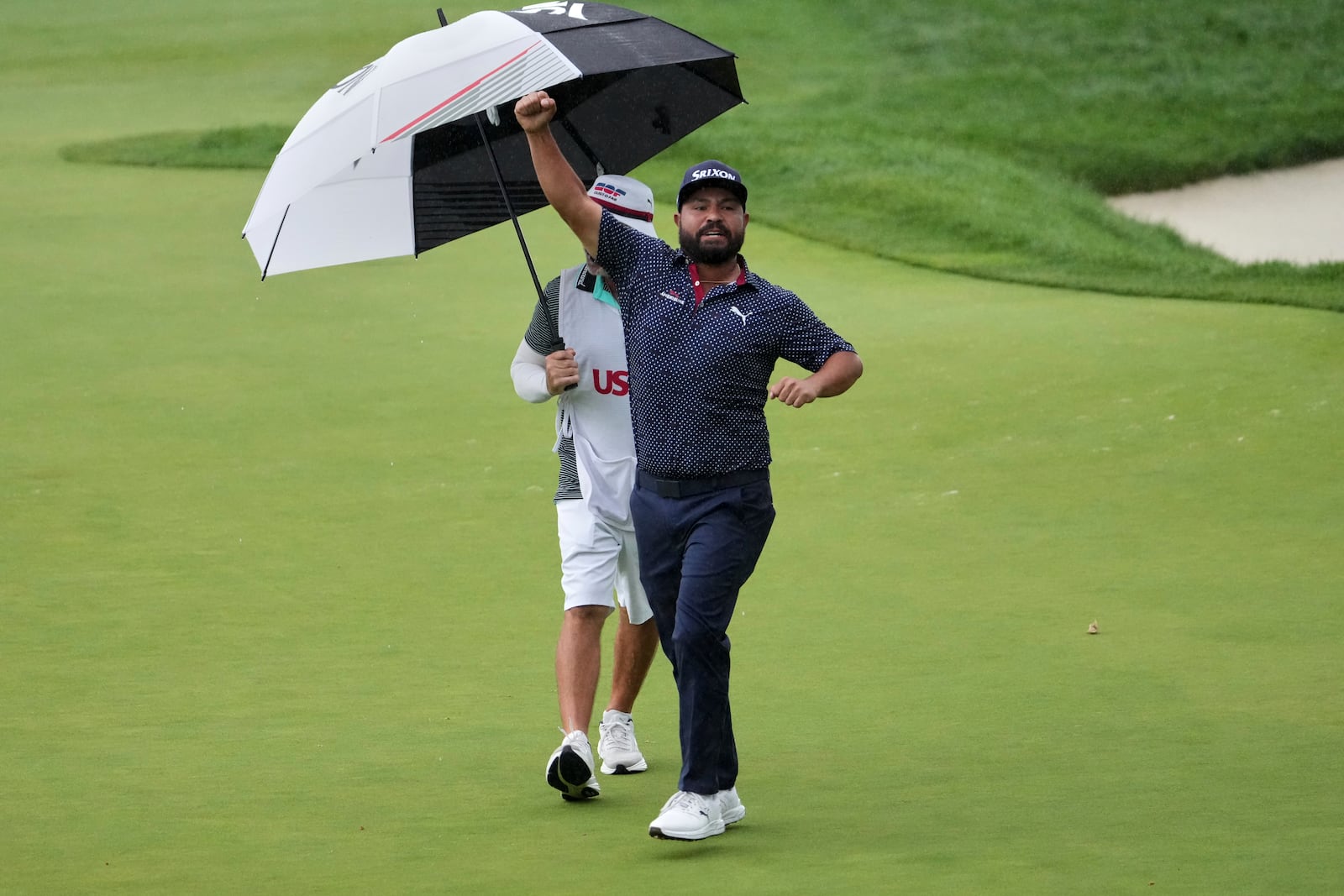 J.J. Spaun celebrates making a birdie putt on the 18th hole during the final round of the U.S. Open golf tournament at Oakmont Country Club Sunday, June 15, 2025, in Oakmont, Pa. (AP Photo/Gene J. Puskar)