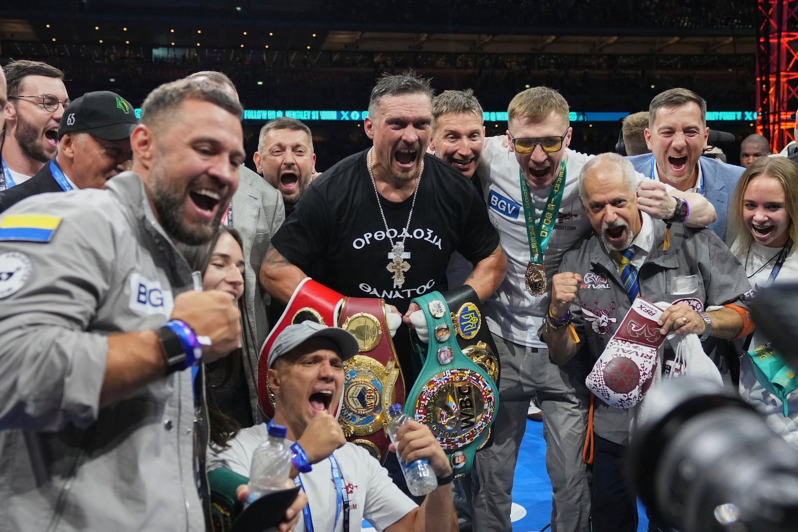 Ukraine's Oleksandr Usyk celebrates winning the undisputed world heavyweight boxing title fight against Britain's Daniel Dubois in London, Saturday, July 19, 2025. (AP Photo/Frank Augstein)