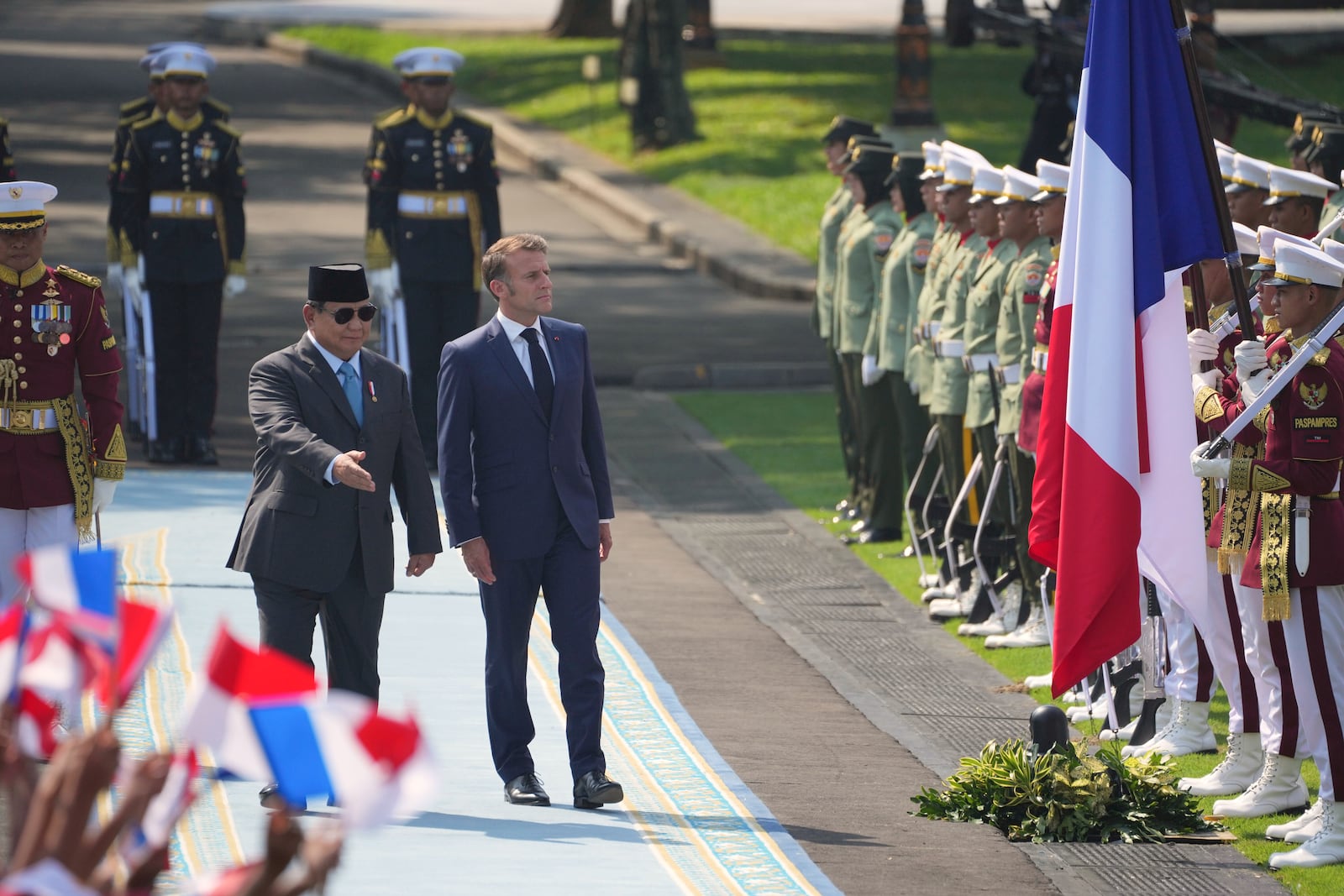 French President Emmanuel Macron, center right, and Indonesian President Prabowo Subianto, center left, inspect honor guards before their meeting at Merdeka Palace in Jakarta, Indonesia, Wednesday, May 28, 2025. (AP Photo/Achmad Ibrahim)