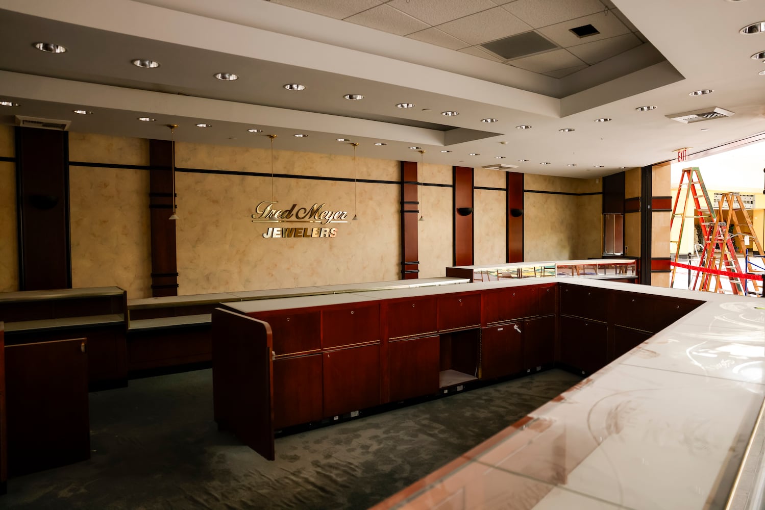 041125 Towne Mall Auction