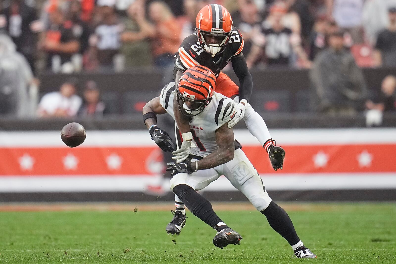 Cleveland Browns cornerback Denzel Ward (21) breaks up a pass intended for Cincinnati Bengals wide receiver Ja'Marr Chase (1) during the second half of an NFL football game Sunday, Sept. 10, 2023, in Cleveland. (AP Photo/Sue Ogrocki)