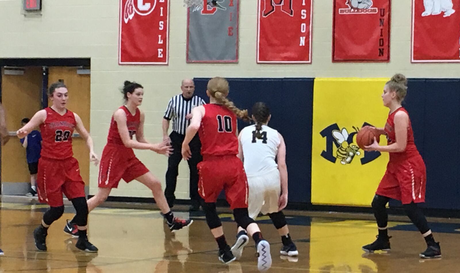 Franklin’s Emily Newton (with ball) sees teammate Layne Ferrell open for a pass during Saturday night’s game at Monroe. The Wildcats’ Skyler Weir (20) and Jordan Rogers (10) are also near the play, as is the Hornets’ Sophie Sloneker (14). RICK CASSANO/STAFF