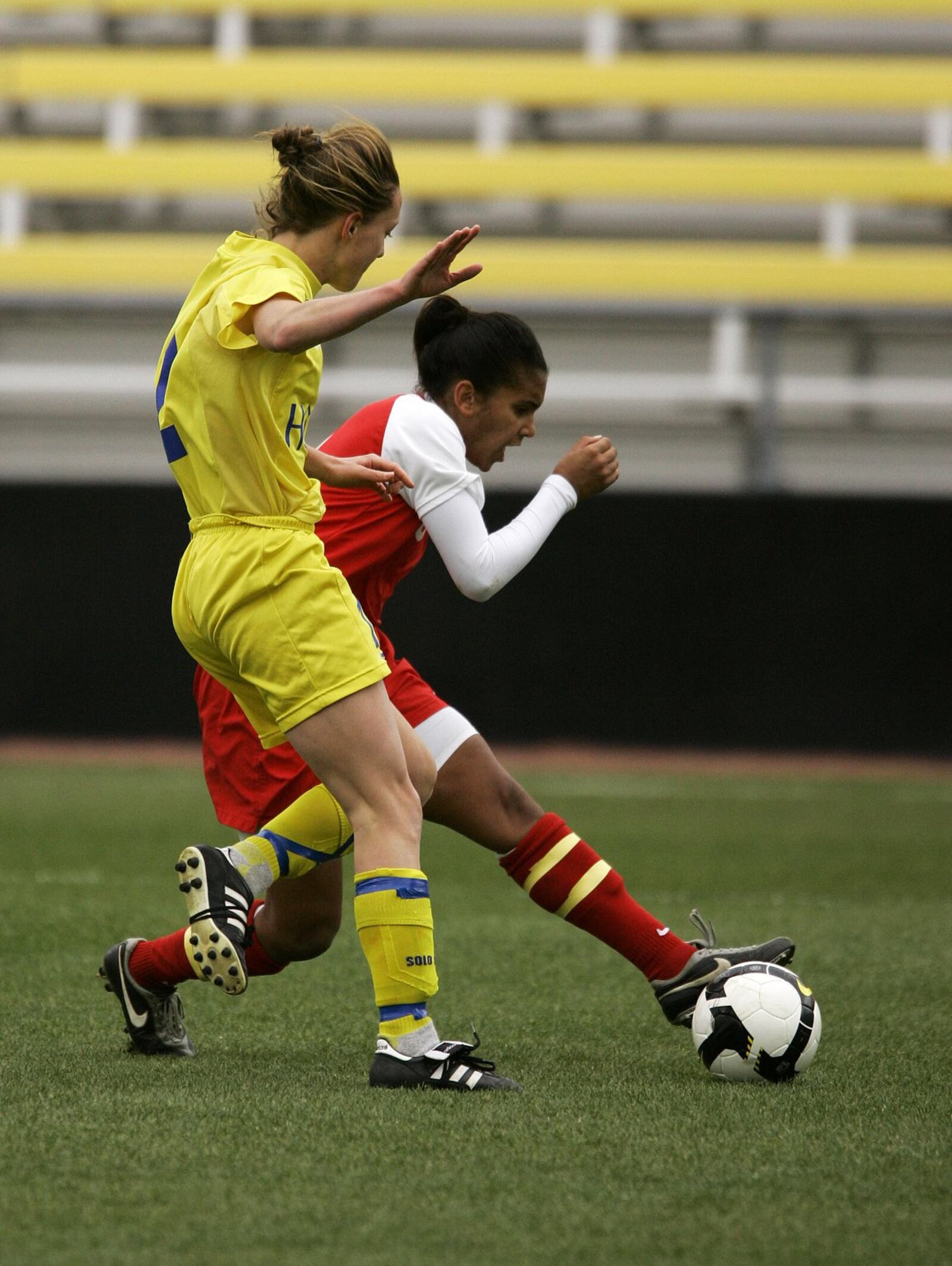 Fenwick’s Alexis Heard dribbles by Akron Hoban’s Juliana Libertin to score the lone goal Nov. 8, 2008, in the second half of the Division II state girls soccer final at Columbus Crew Stadium in Columbus. NICK GRAHAM/STAFF