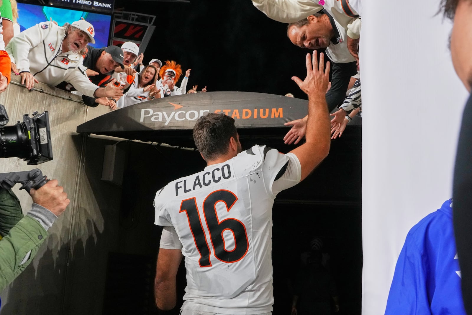Cincinnati Bengals quarterback Joe Flacco walks off the field following an NFL football game against the Pittsburgh Steelers in Cincinnati Thursday, Oct. 16, 2025. (AP Photo/Jeff Dean)