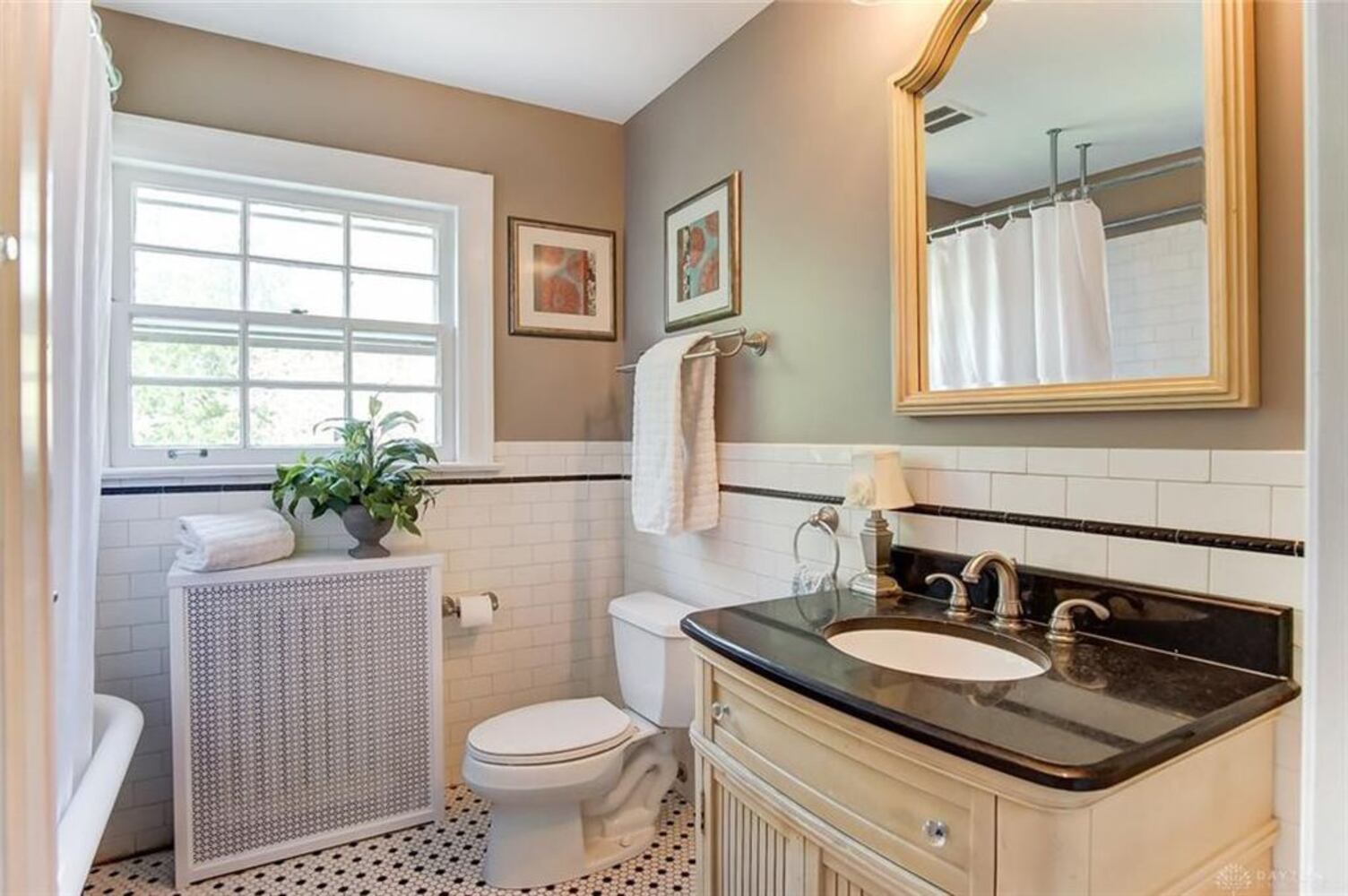 PHOTOS: Luxury Oakwood colonial home on market