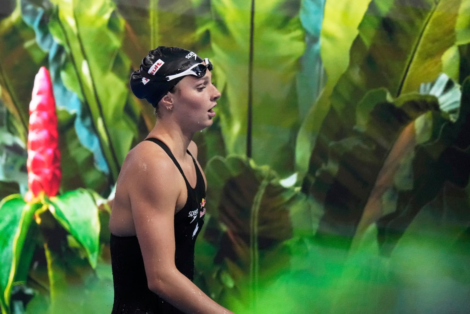 Summer McIntosh of Canada leaves after winning gold in the women's 400-meter freestyle final at the World Aquatics Championships in Singapore, Sunday, July 27, 2025. (AP Photo/Lee Jin-man)