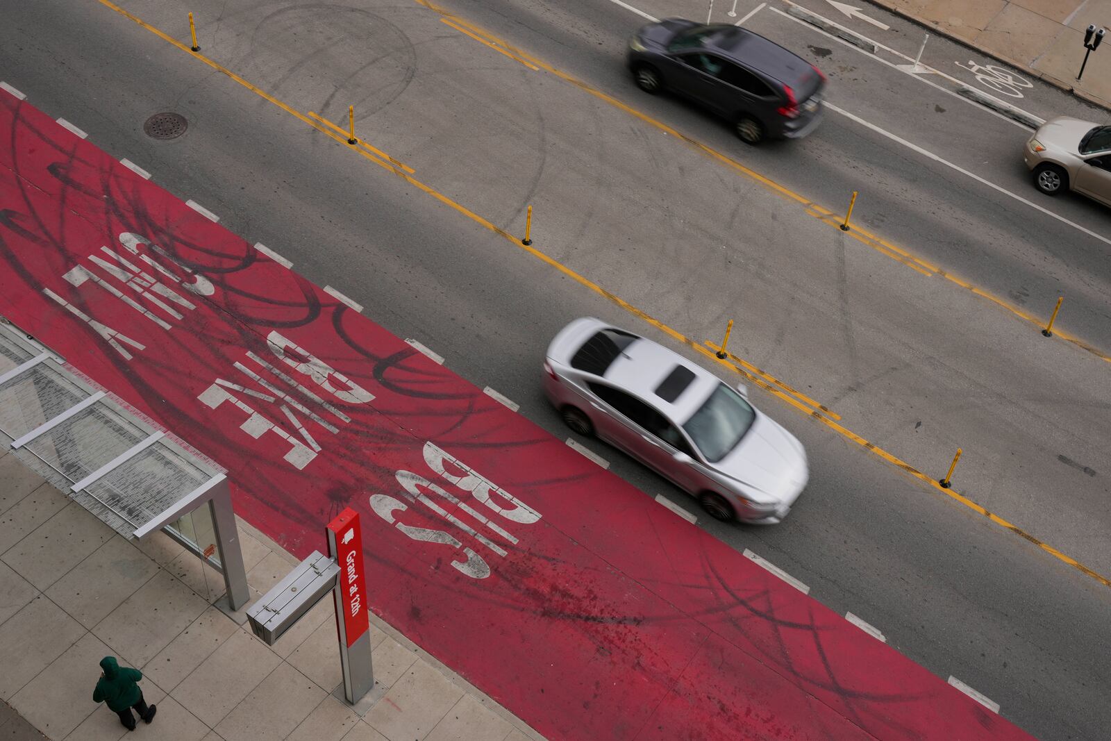 Cars drive on Grand Boulevard in Kansas City, Mo., where the city implemented a "road diet" reducing the street from four lanes to two in an effort to reduce speeding and accidents, Thursday, April 17, 2025. (AP Photo/Charlie Riedel)