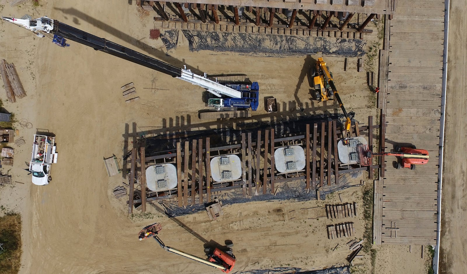 The Hanford Viaduct construction site is shown in an aerial view, Tuesday, April 15, 2025, in Kings County, Calif. (AP Photo/Godofredo A. Vásquez)