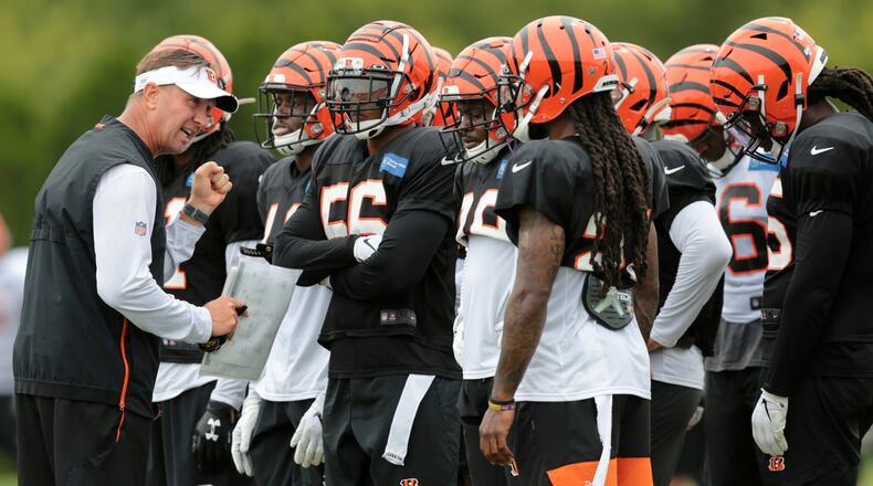 Cincinnati Bengals special teams coordinator Darrin Simmons instructs the unit during NFL football practice in Cincinnati, Tuesday, Aug. 13, 2019. (Kareem Elgazzar/The Cincinnati Enquirer via AP)