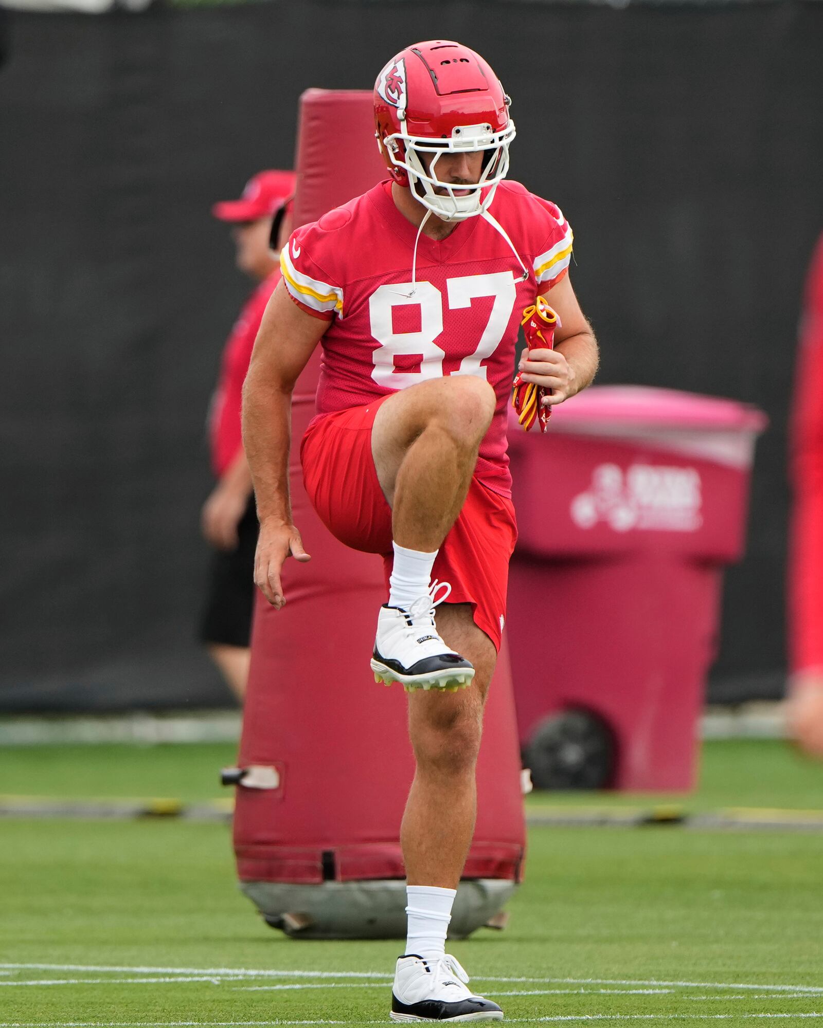 Kansas City Chiefs tight end Travis Kelce stretches during the NFL football team's practice Tuesday, June 17, 2025, in Kansas City, Mo. (AP Photo/Charlie Riedel)