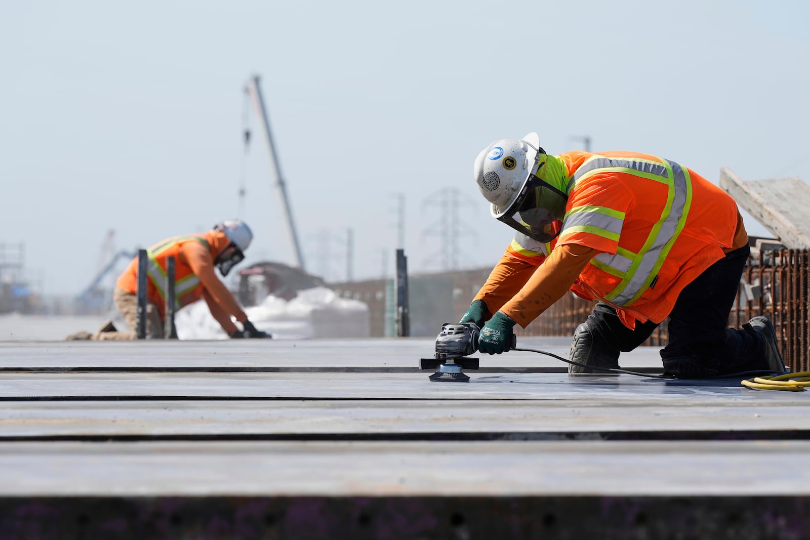 Ironworkers with the California High-Speed Rail Authority work on the Hanford Viaduct, Tuesday, April 15, 2025, in Kings County, Calif. (AP Photo/Godofredo A. Vásquez)