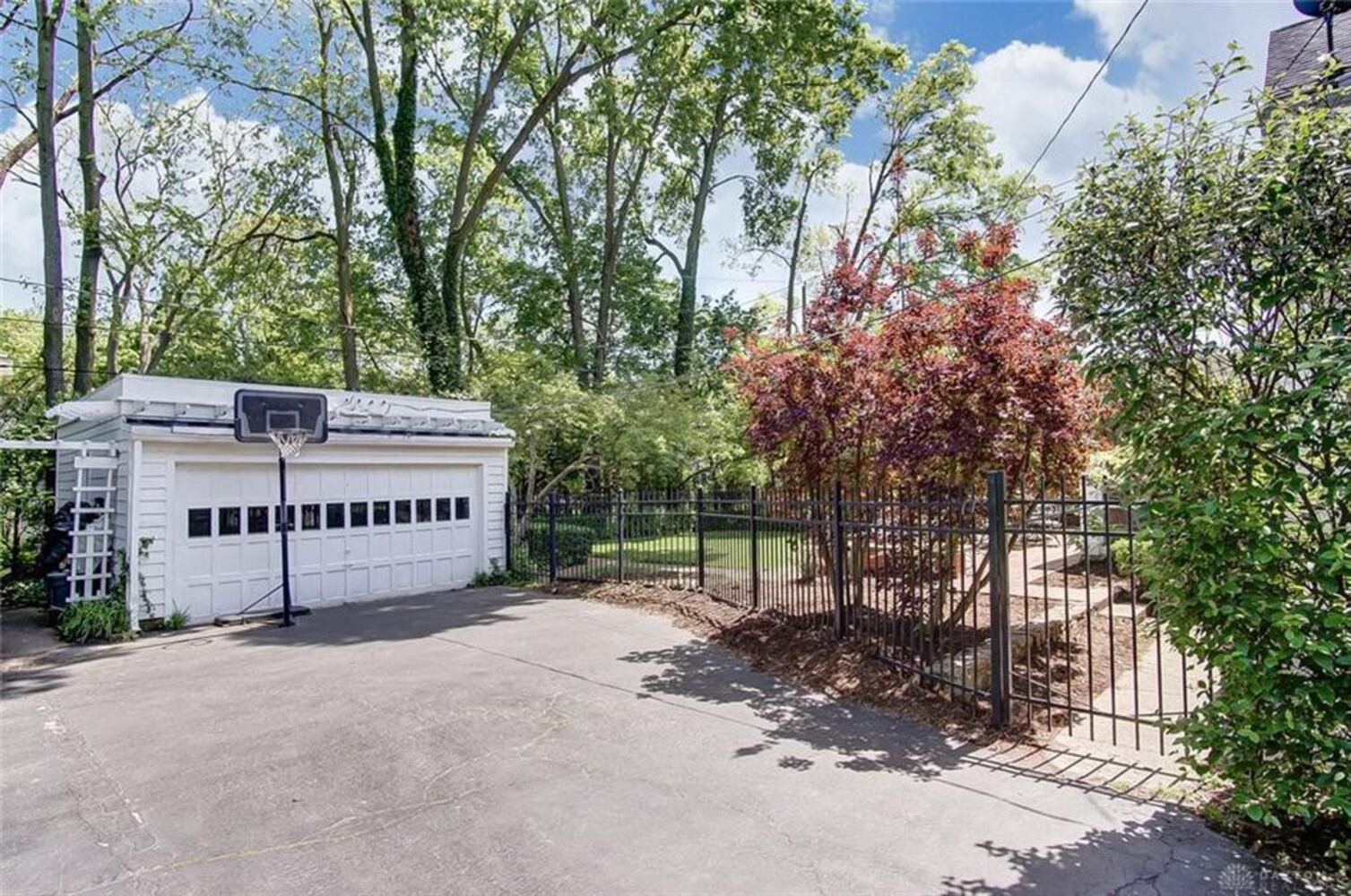 PHOTOS: Luxury Oakwood colonial home on market