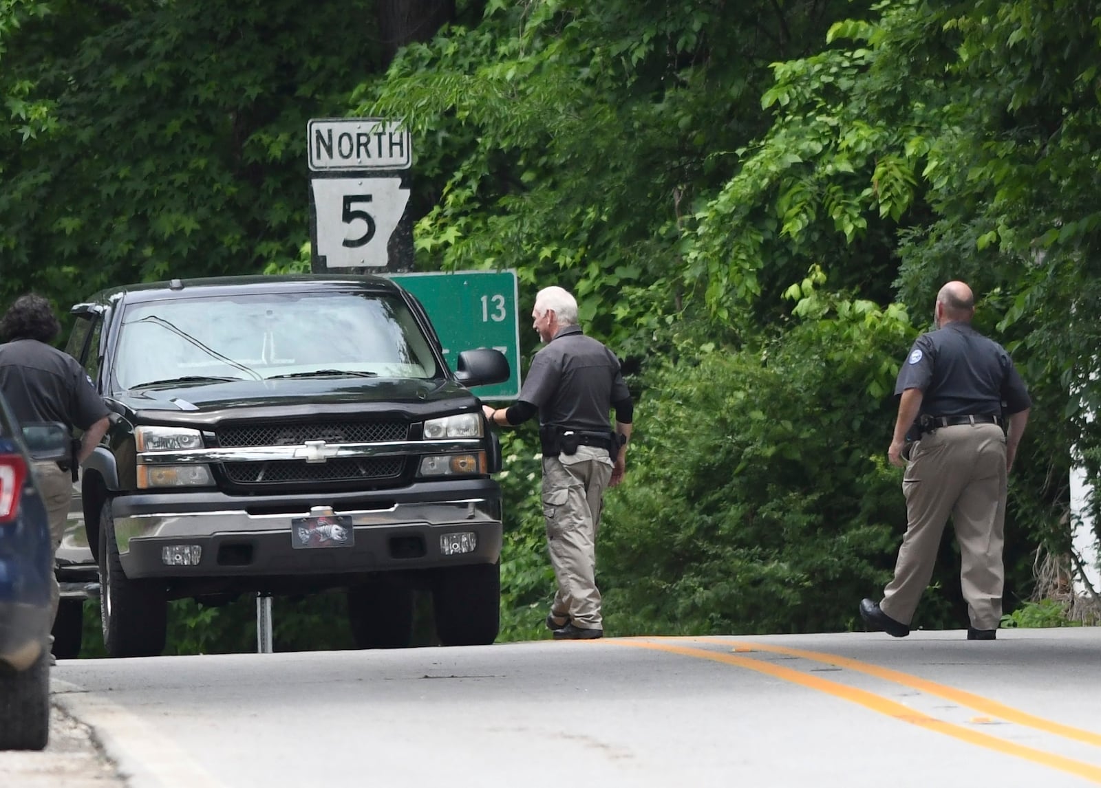 Police set up checkpoints looking for escaped prisoner Grant Hardin, Thursday, May 29, 2025, near downtown Calico Rock, Ark. (AP Photo/Nicholas Ingram)