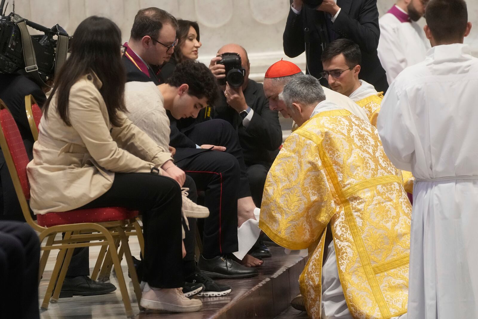Cardinal Mauro Gambetti presides over a mass inside St. Peter's Basilica at The Vatican on Holy Thursday to commemorate Christ¥s Last Supper before his crucifixion, Thursday, April 17, 2025. (AP Photo/Gregorio Borgia)