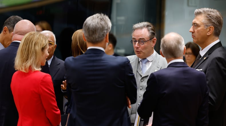 Belgium's Prime Minister Bart De Wever, center, speaks with European Union foreign policy chief Kaja Kallas, third left, Netherland's Prime Minister Dick Schoof, center left, and Croatia's Prime Minister Andrej Plenkovic, right, during a round table meeting at an EU Summit in Brussels, Thursday, Oct. 23, 2025. (AP Photo/Geert Vanden Wijngaert)