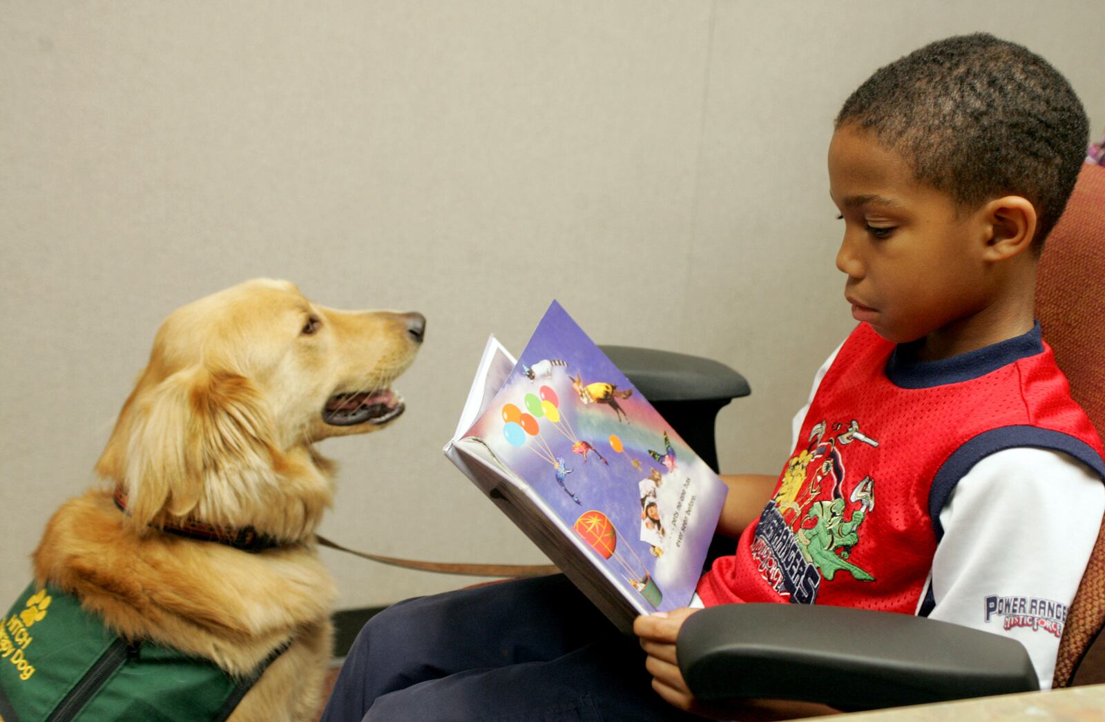 Warren Bess, 8, of Colerain Twp., reads to Hitch, the registered therapy dog of Rebecca Townsend, at the Fairfield Lane Library Thursday, September 10, 2009. CONTRIBUTED BY E.L. HUBBARD
