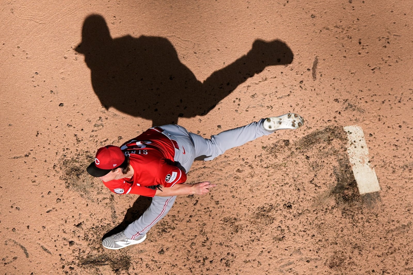 Cincinnati Reds' Brady Singer throws during the fourth inning of a baseball game against the Milwaukee Brewers Sunday, Sept. 28, 2025, in Milwaukee. (AP Photo/Morry Gash)
