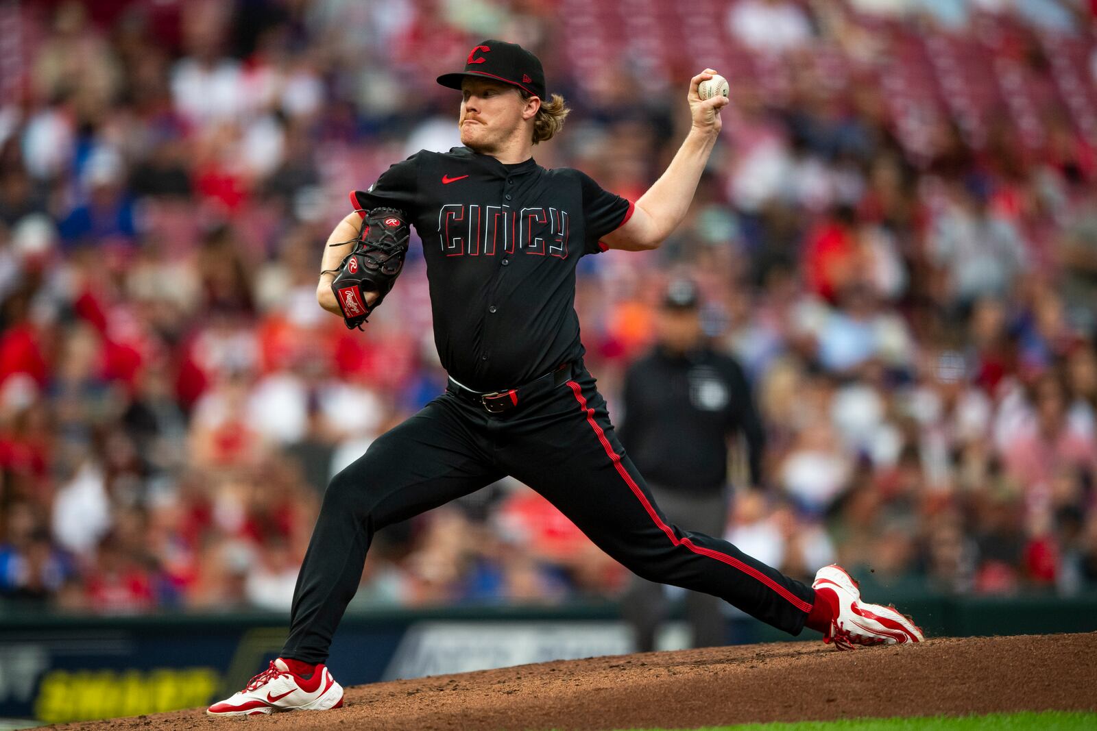 Cincinnati Reds pitcher Andrew Abbott delivers in the second inning of a baseball game against the New York Mets, Friday, Sept. 5, 2025, in Cincinnati. (AP Photo/Michael Swensen)