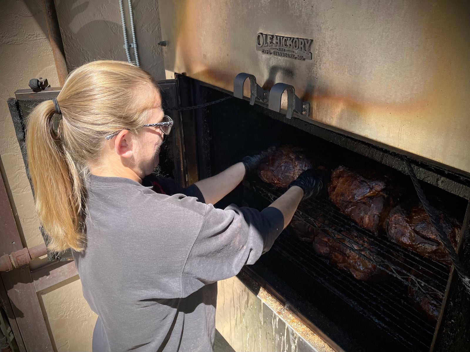 1572 Roadhouse Bar-B-Q is an open-air BBQ joint located on the grounds of the Ohio Renaissance Festival. Pictured is Pitmaster Lisa Jones. NATALIE JONES/STAFF