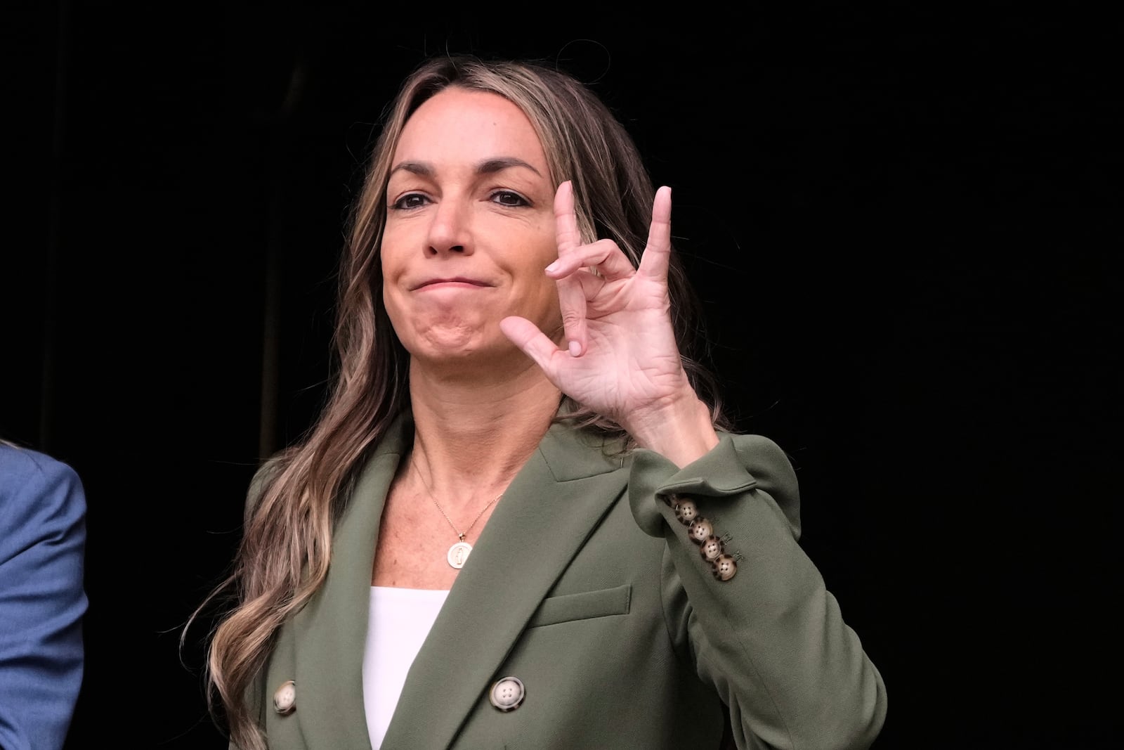 Karen Read gestures to her supporters while departing Norfolk Superior Court during jury deliberations at her trial, Tuesday, June 17, 2025, in Dedham, Mass. (AP Photo/Charles Krupa)