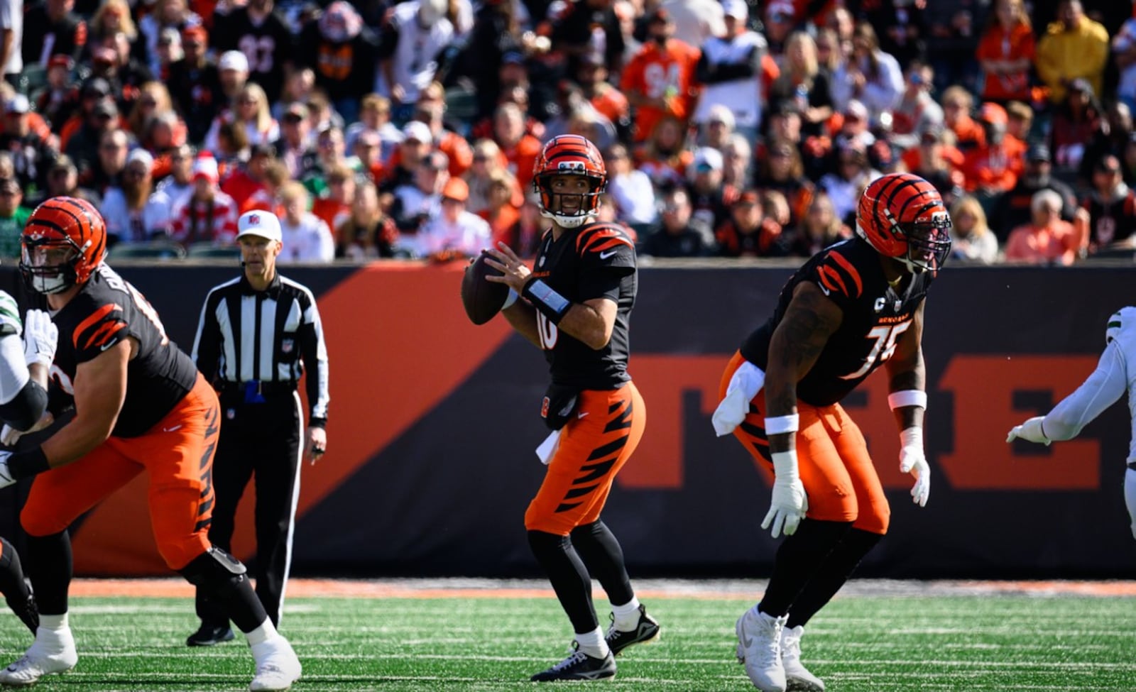 Cincinnati Bengals Quarterback Joe Flacco steps back to pass in the first quarter. JEREMY MILLER/CONTRIBUTED