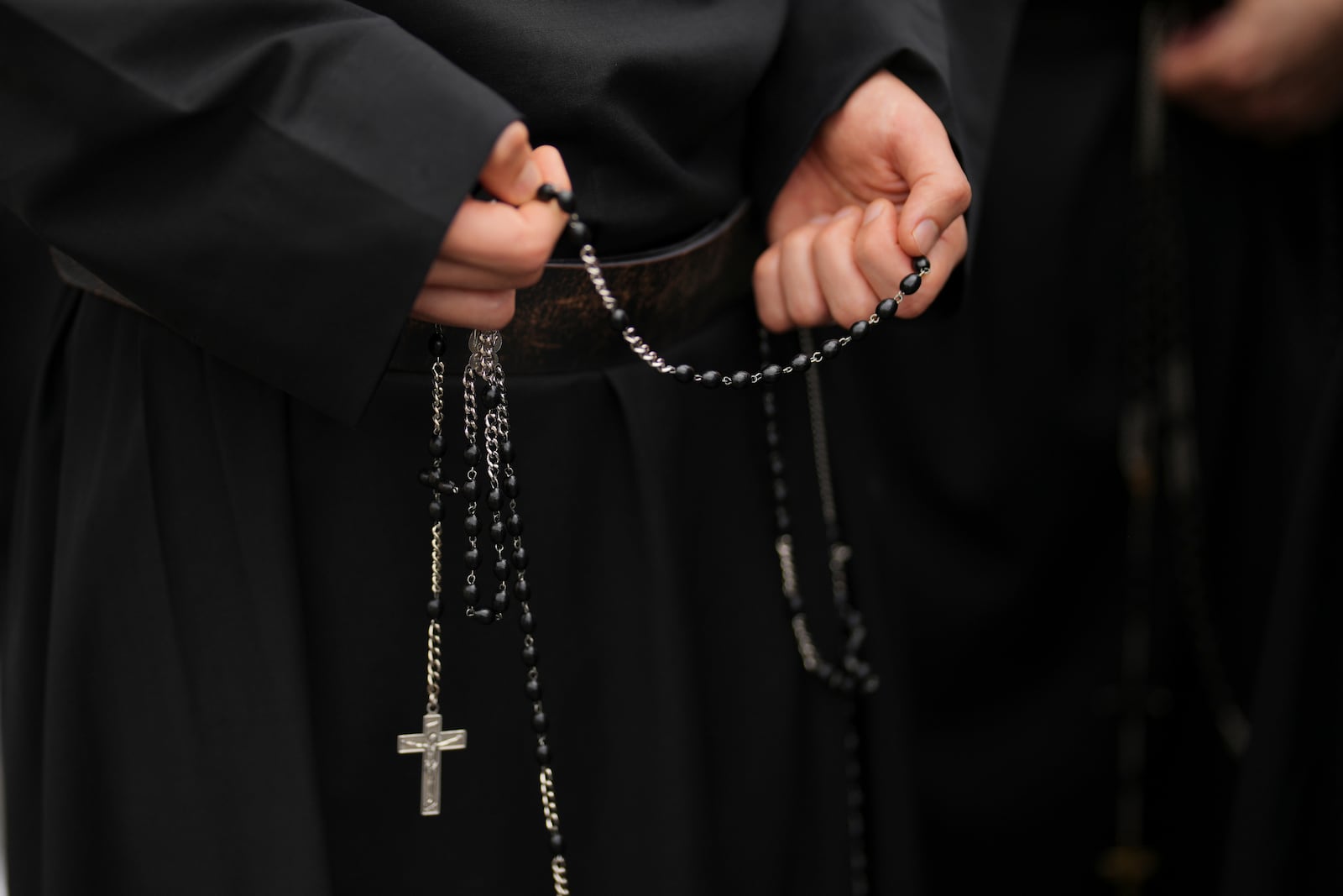 A faithful holds a rosary while waiting in line to enter St.Peter's Basilica to view Pope Francis lying in state, at the Vatican, Thursday, April 24, 2025. (AP Photo/Francisco Seco)