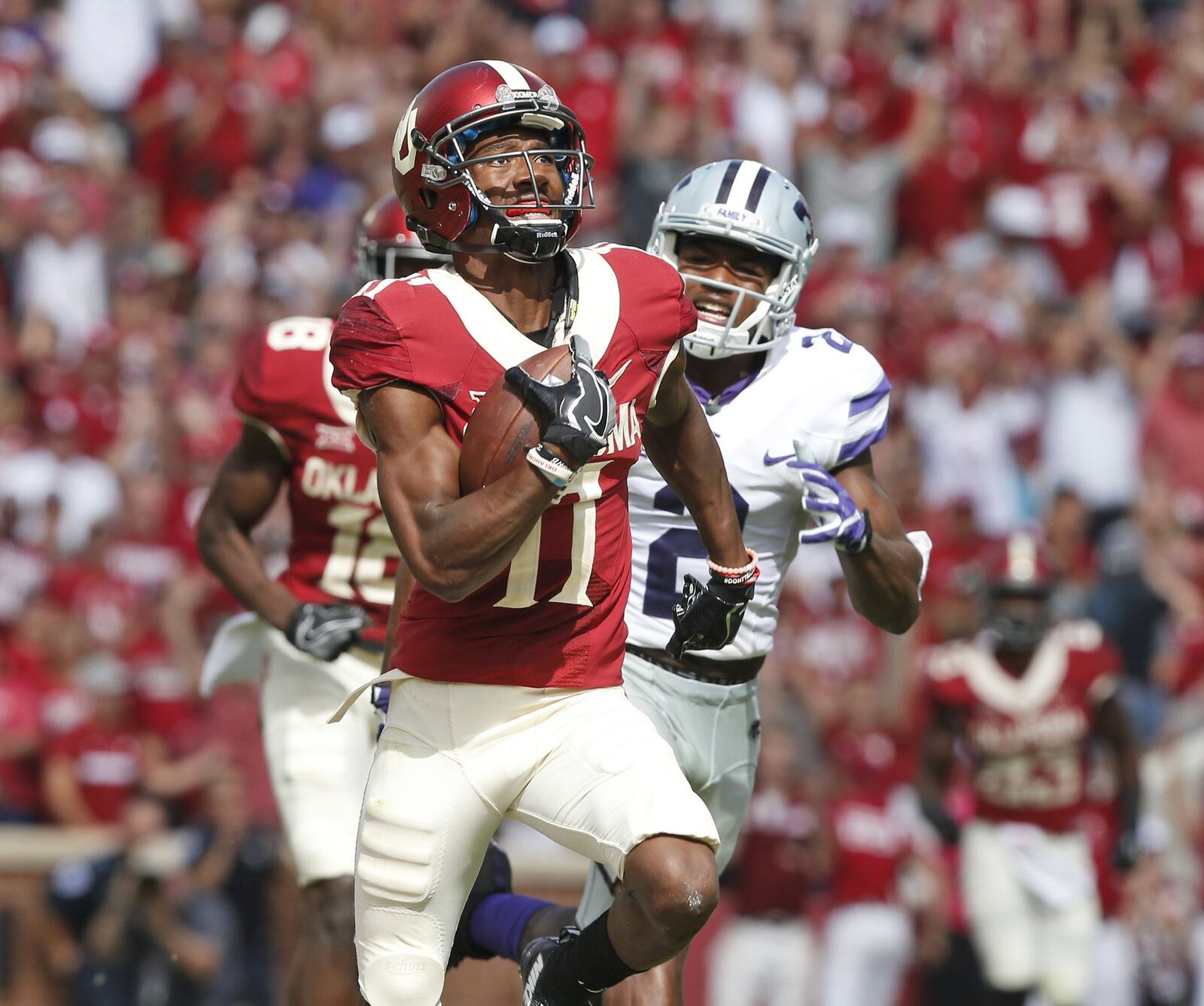Oklahoma wide receiver Dede Westbrook (11) takes a Baker Mayfield pass for a touchdown against Kansas State. The former Cameron Yoe star and his teammates will face rival Oklahoma State for the Big 12 title. CREDIT: Sue Ogrocki/AP