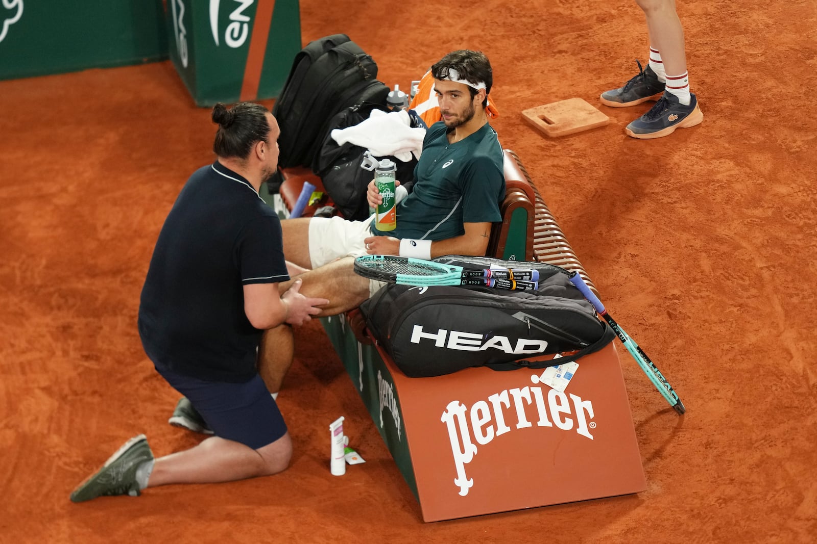 Italy's Lorenzo Musetti receives medical assistance during a break at the semifinal match of the French Tennis Open against Spain's Carlos Alcaraz at the Roland-Garros stadium in Paris, Friday, June 6, 2025. (AP Photo/Aurelien Morissard)